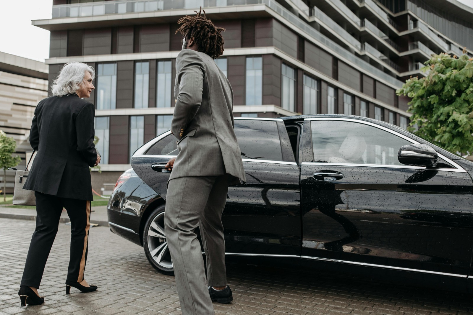 Boston Logan airport car service with Professional Chauffeurs